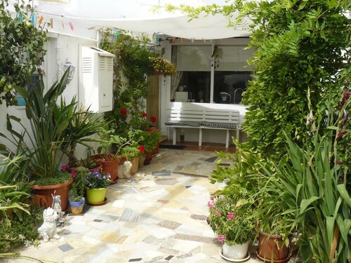 Private Guest Accommodation with Double Bed & En Suite. With private Entrance.