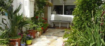 Private Guest Accommodation with Double Bed & En Suite. With private Entrance.