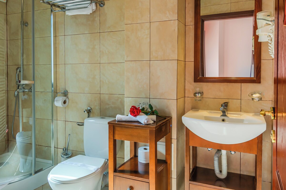 Bathroom | Free toiletries, slippers, towels, soap