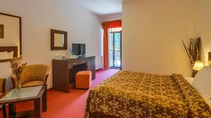 Desk, laptop workspace, blackout drapes, soundproofing - Pension Pantheon (Poiana Brasov)