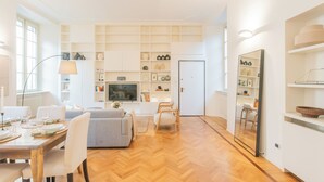 Leilighet (2 Bedrooms) | Oppholdsområde | En 32-tommers Flatskjerm-TV med Parabol-TV samt Netflix