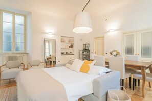 Appartement (2 Bedrooms) | Aire de séjour | Téléviseur à écran plat de 32 po avec télévision par satellite, Netflix