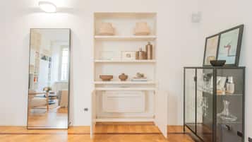 Apartment (2 Bedrooms) | Wohnbereich | 32-Zoll-Flachbildfernseher mit Satellitenempfang, Netflix