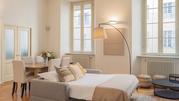 Leilighet (2 Bedrooms) | Oppholdsområde | En 32-tommers Flatskjerm-TV med Parabol-TV samt Netflix