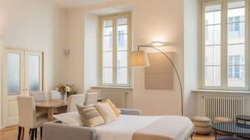 Apartment (2 Bedrooms) | Wohnbereich | 32-Zoll-Flachbildfernseher mit Satellitenempfang, Netflix