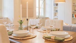 Leilighet (2 Bedrooms) | Oppholdsområde | En 32-tommers Flatskjerm-TV med Parabol-TV samt Netflix