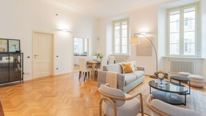 Leilighet (2 Bedrooms) | Oppholdsområde | En 32-tommers Flatskjerm-TV med Parabol-TV samt Netflix