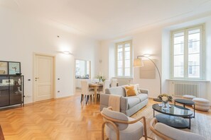 公寓 (2 Bedrooms) | 起居区 | 32-英寸纯平电视(配备卫星频道)、Netflix、流媒体服务