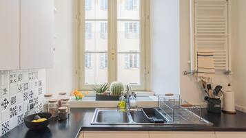 Appartamento (2 Bedrooms) | Cucina privata | Microonde, forno, piano cottura, bollitore elettrico