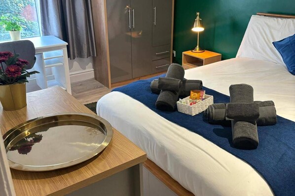 2 bedrooms, iron/ironing board, free WiFi, bed sheets - South Manchester 2-bed Apt With Ensuite, Sleeps 4 (Manchester)