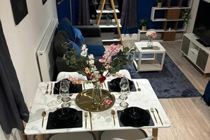 Dining - South Manchester 2-bed Apt With Ensuite, Sleeps 4 (Manchester)