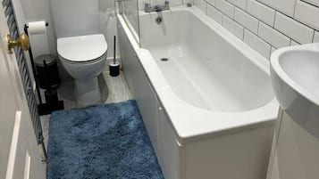 Combined shower/tub, deep soaking tub, hair dryer, towels