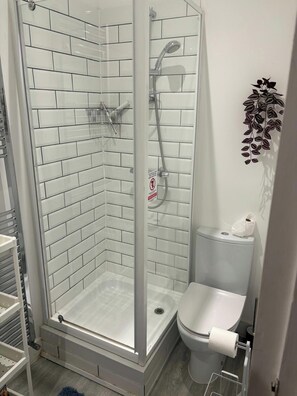 Kombination af bruser/badekar, dybe badekar, gratis toiletartikler