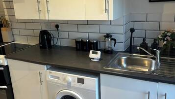 Geladeira, micro-ondas, fogão, cooktop