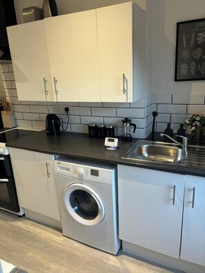 Fridge, microwave, oven, stovetop - South Manchester 2-bed Apt With Ensuite, Sleeps 4 (Manchester)