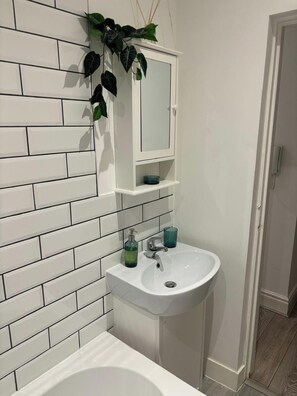 Combined shower/bathtub, deep-soaking bathtub, hair dryer, towels - South Manchester 2-bed Apt With Ensuite, Sleeps 4 (Manchester)