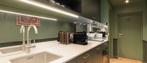 Kühlschrank, Mikrowelle, Herdplatte, Geschirrspüler