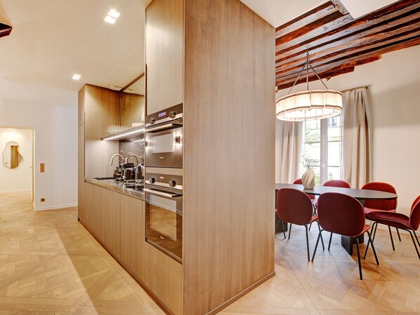 Kühlschrank, Mikrowelle, Ofen, Herdplatte