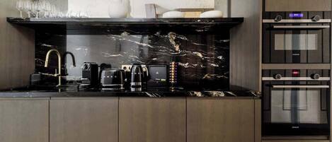 Kühlschrank, Mikrowelle, Ofen, Herdplatte