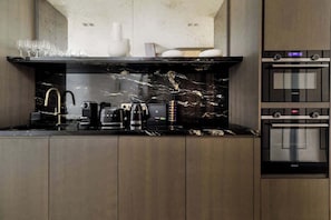 Kylskåp, mikrovågsugn, ugn och spishäll