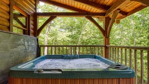 Outdoor spa tub - CABIN FEVER - Total Seclusion in Wears Valley! (Sevierville)