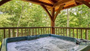 Outdoor spa tub - CABIN FEVER - Total Seclusion in Wears Valley! (Sevierville)