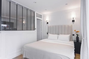 5 bedrooms, desk, iron/ironing board, travel crib