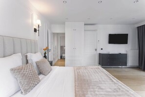 5 bedrooms, desk, iron/ironing board, travel cot - Gatsby Chic & Elegance & Billiards & Fitness & Luxury (Cannes)