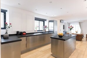 Fridge, microwave, oven, stovetop - Gatsby Chic & Elegance & Billiards & Fitness & Luxury (Cannes)
