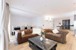 Smart TV, video games, table football, books - Gatsby Chic & Elegance & Billiards & Fitness & Luxury (Cannes)