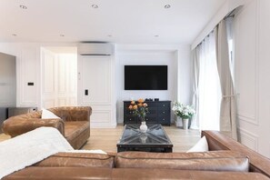 Smart TV, video games, table football, books - Gatsby Chic & Elegance & Billiards & Fitness & Luxury (Cannes)