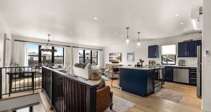 The Central at 222 Downtown 2 King Beds Walkable