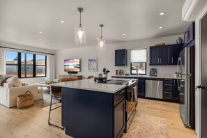 冷蔵庫、電子レンジ、オーブン、食器洗い機