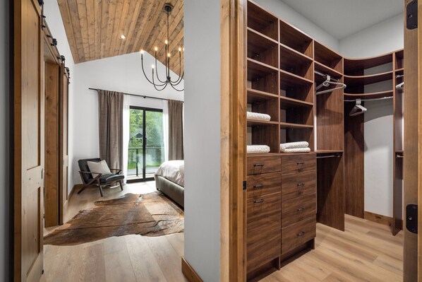 4 bedrooms, desk, free WiFi, bed sheets