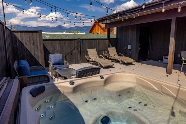 Outdoor spa tub