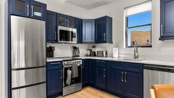 Refrigerador, microondas, horno y parrilla de estufa