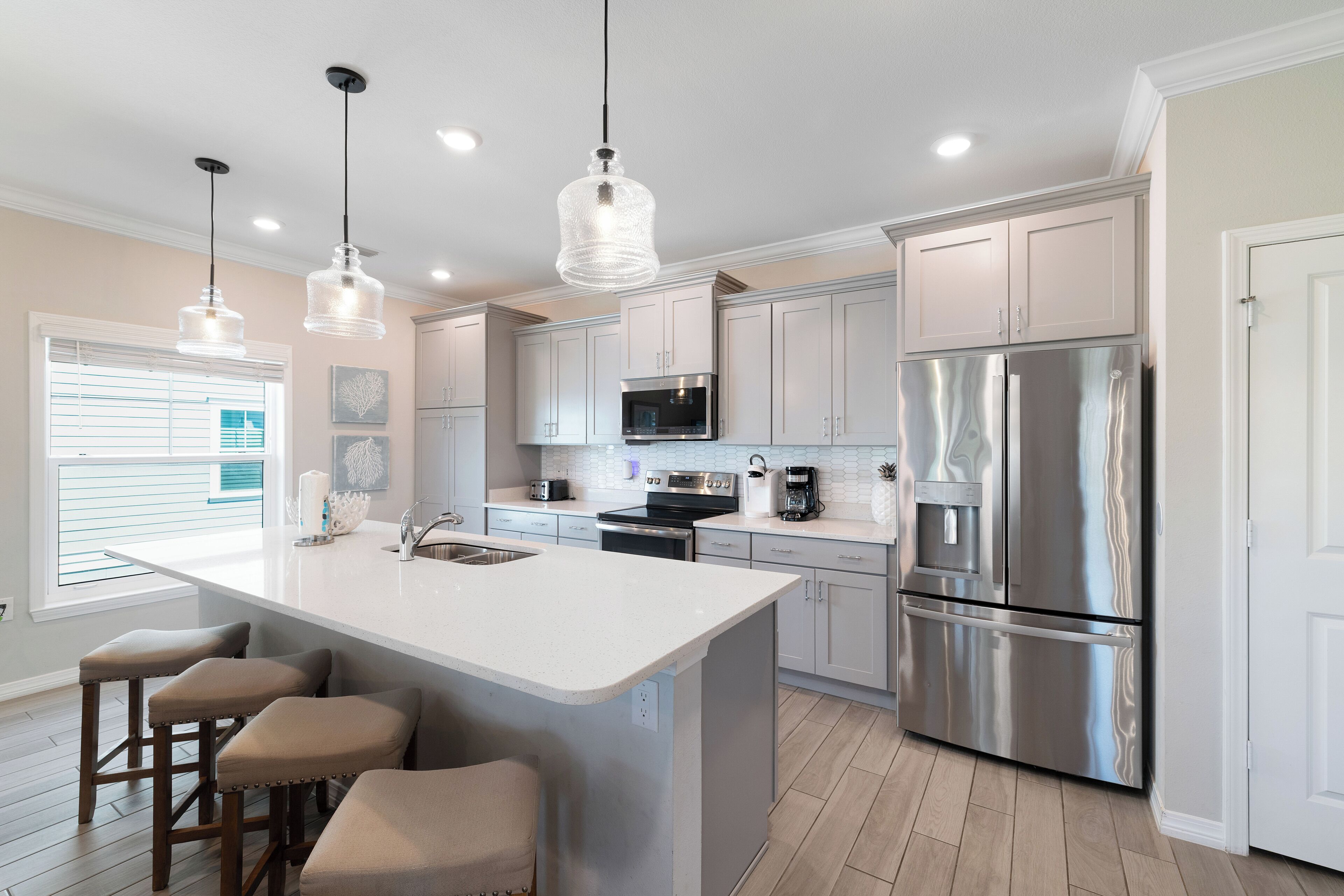 Kühlschrank, Mikrowelle, Ofen, Herdplatte