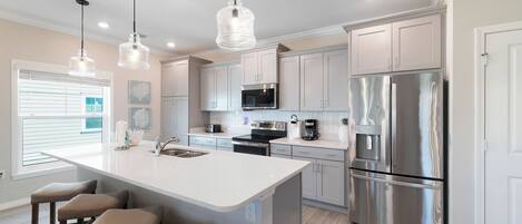 Refrigerador, microondas, horno, placa de cocina