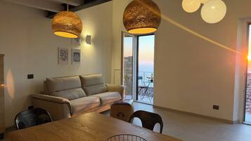 Duplex luxo, aceita animais de estimação, vista para o mar | Área de estar