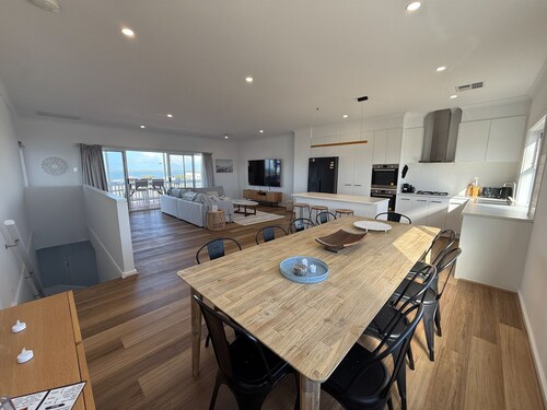 Sea Escape - Sea Views!  Short walk to Tavern! Off Peak Special available!