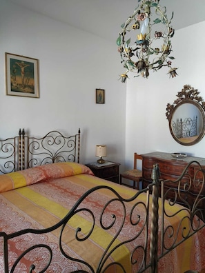 2 Schlafzimmer, Schreibtisch, Bügeleisen/Bügelbrett, Reisekinderbett