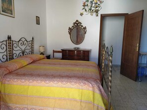 2 Schlafzimmer, Schreibtisch, Bügeleisen/Bügelbrett, Reisekinderbett