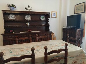 2 Schlafzimmer, Schreibtisch, Bügeleisen/Bügelbrett, Reisekinderbett