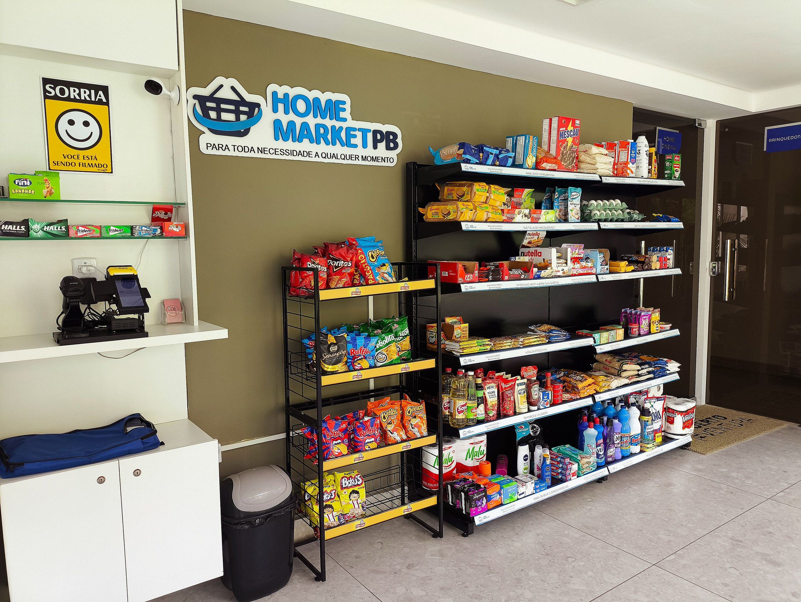 Ein Home MarketPB Geschäft mit Regalen, die mit Snacks, Getränken und Haushaltsartikeln gefüllt sind.