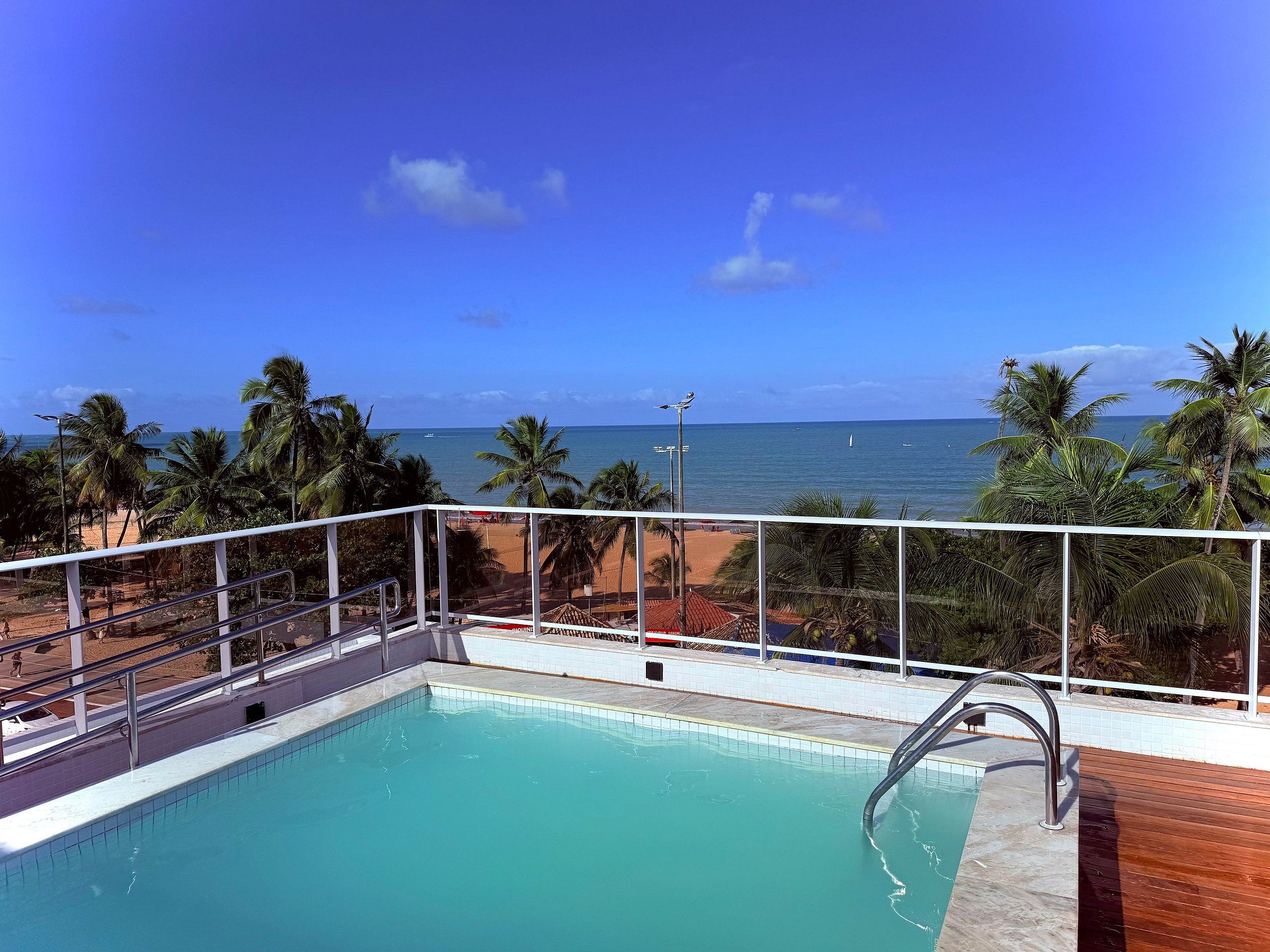 Una piscina con vistas a la playa y al océano.