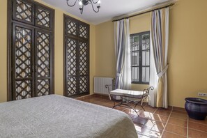 5 bedrooms, iron/ironing board, WiFi, bed sheets