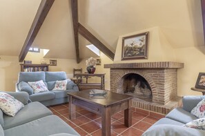 TV, fireplace