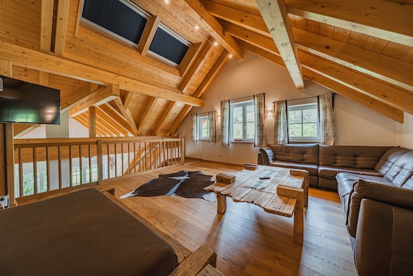 Penthouse Confort, 2 chambres, balcon, vue montagne | Coin séjour | Télévision à écran plat de 50 pouces avec chaînes par câble