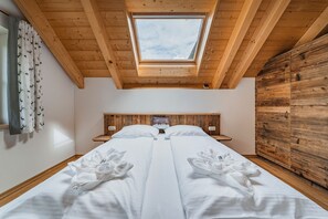 Comfort Penthouse, 2 Bedrooms, Balcony, Mountain View