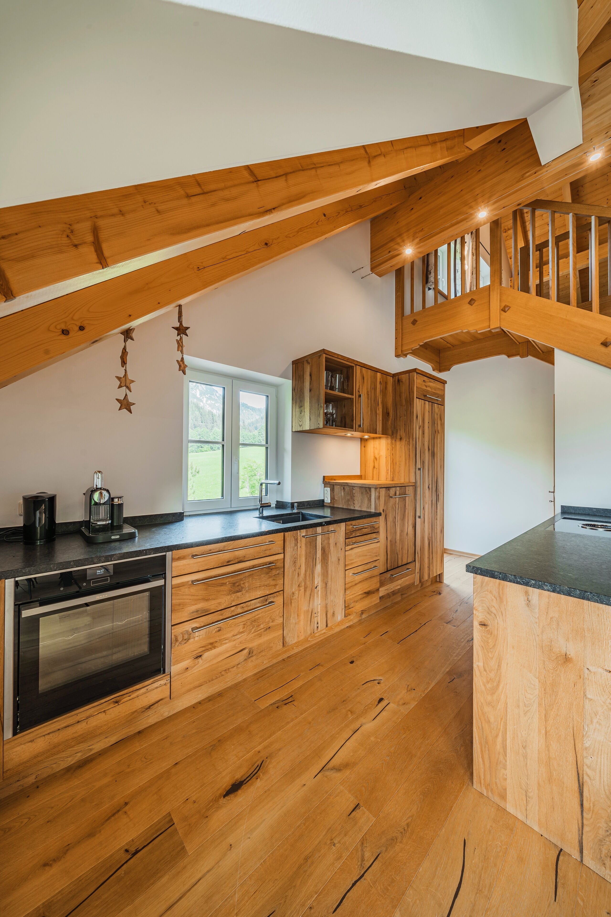 Penthouse tiện nghi đơn giản, 2 phòng ngủ, ban công, quang cảnh núi | Bếp riêng | Dụng cụ pha cà phê/trà, ấm điện, lò nướng bánh mì 